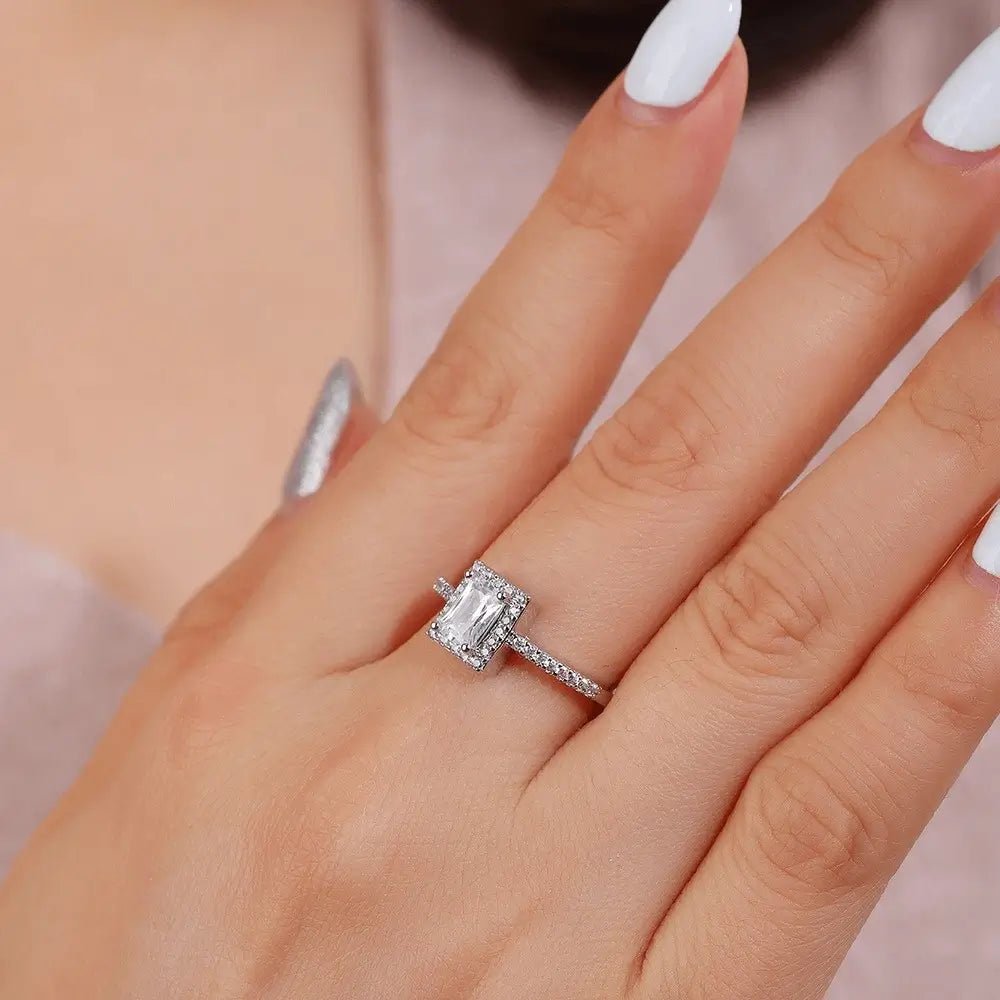 Alvora Clarionne Emerald Ring – Statement Ring | Elegant & Timeles