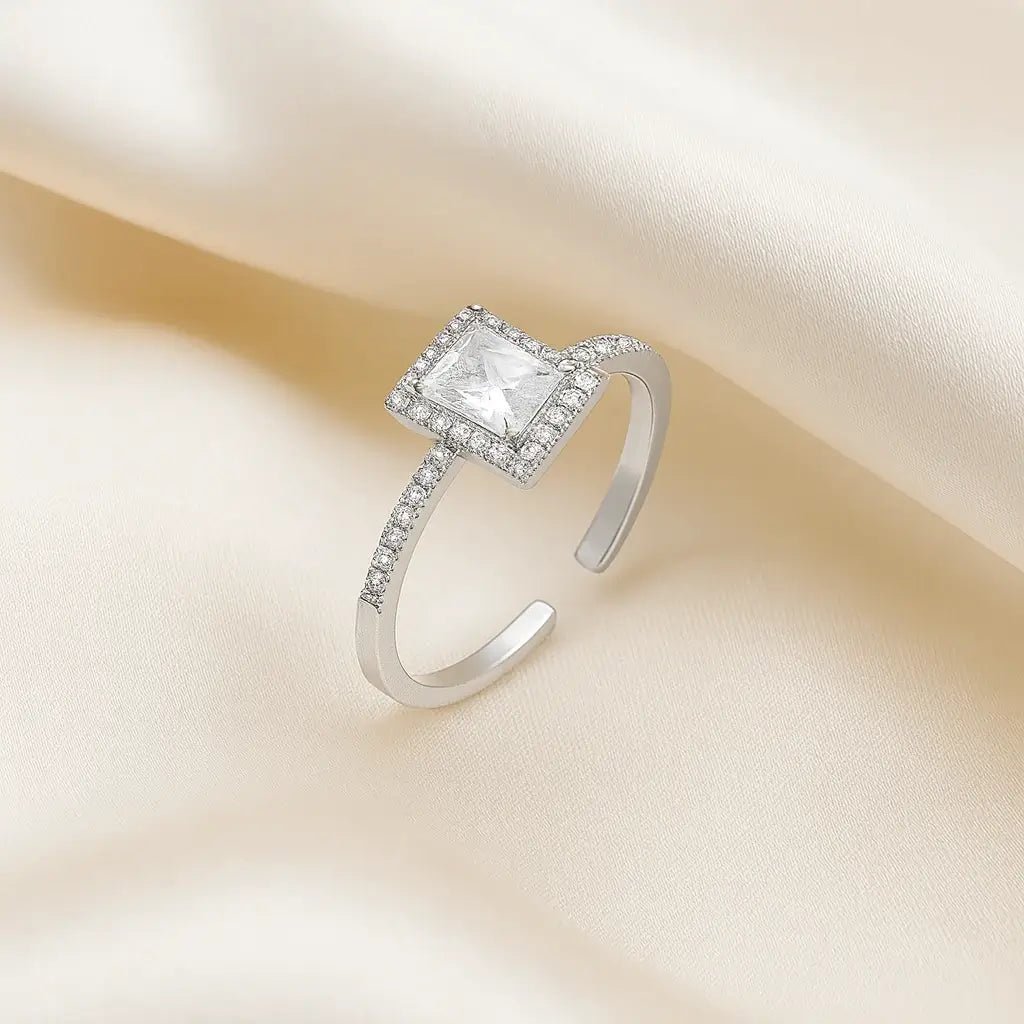 Alvora Clarionne Emerald Ring – Statement Ring | Elegant & Timeles