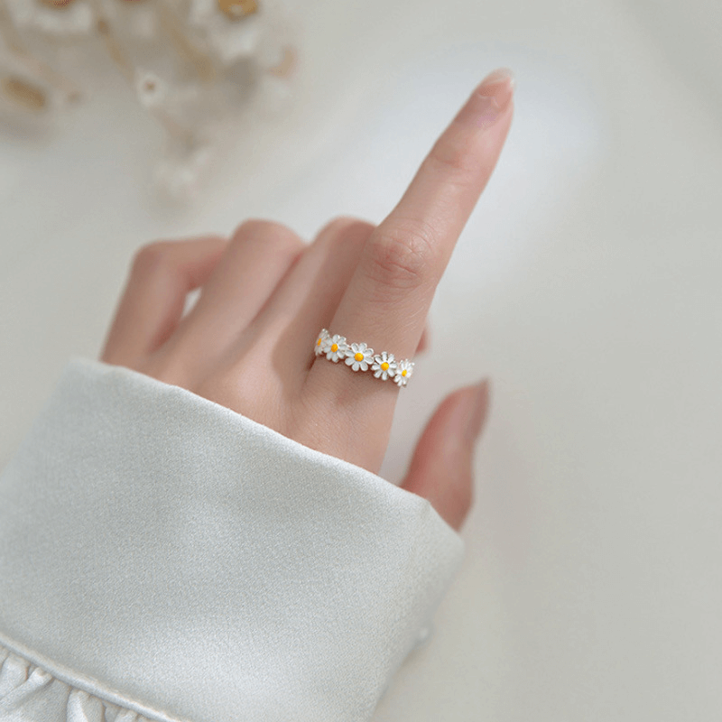 Alvora Marigale Daisy Ring – Silver Floral Stackable Ring