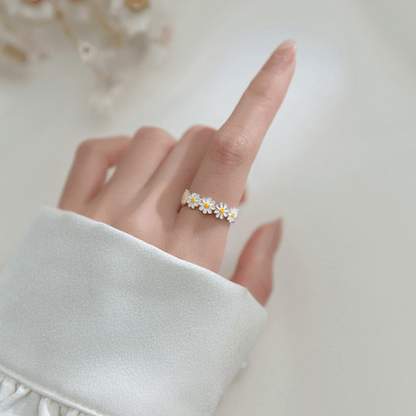 Alvora Marigale Daisy Ring – Silver Floral Stackable Ring