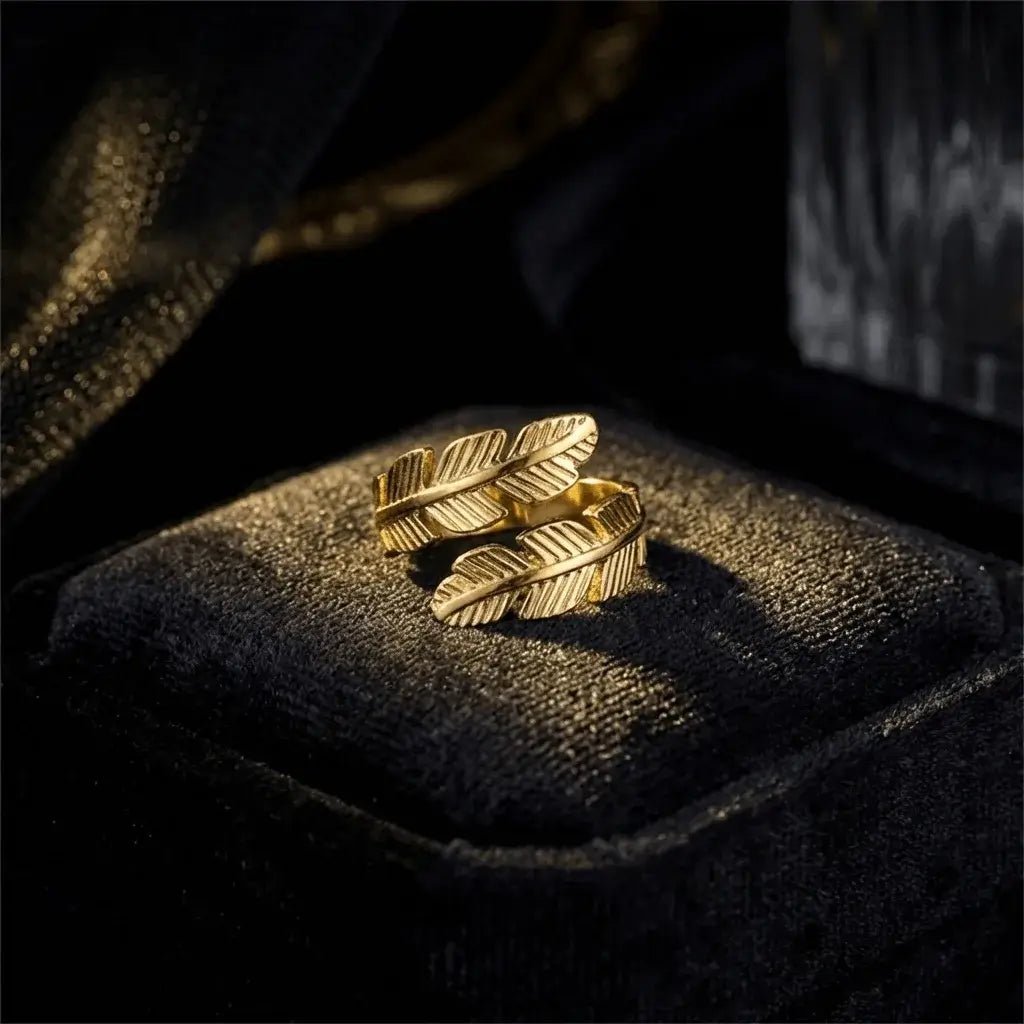 Caelora Feather Gold – Waterproof Stainless Steel Ring