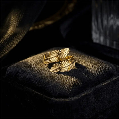 Caelora Feather Gold – Waterproof Stainless Steel Ring