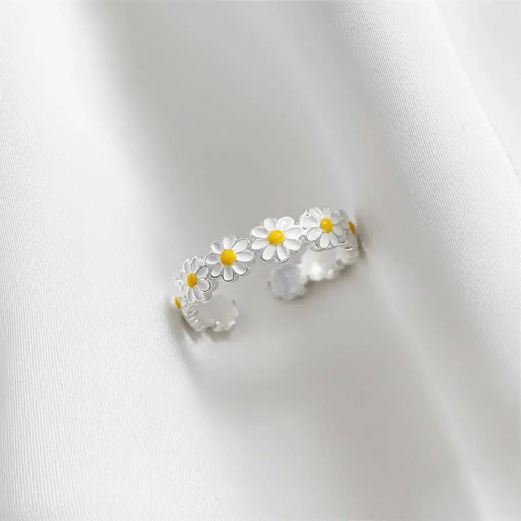 Alvora Marigale Daisy Ring – Silver Floral Stackable Ring