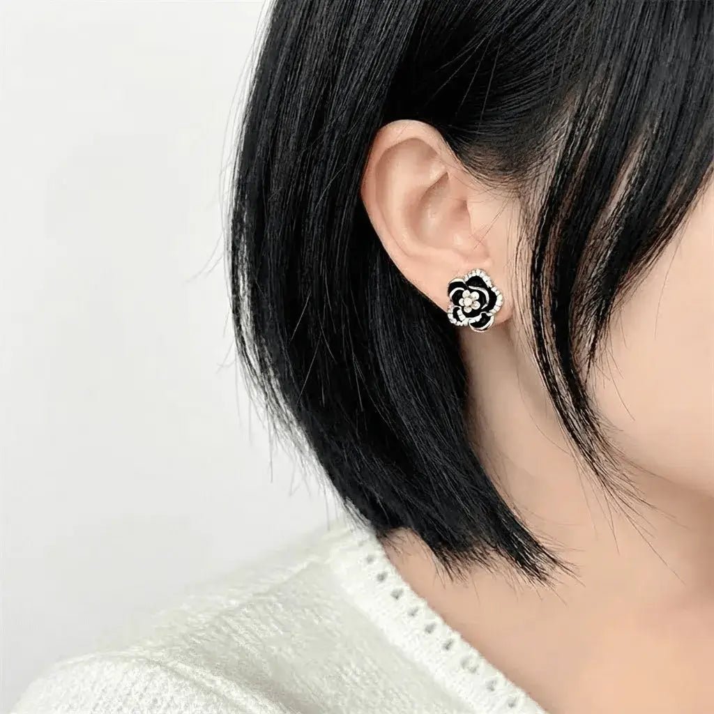 Alvora Noifleur Black Floral Earrings – Elegant Pearl Design