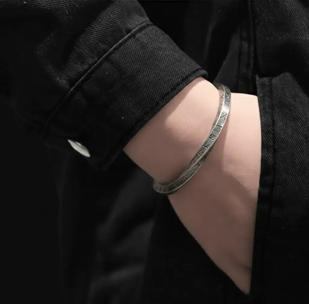 Alvora Skjoldar – Nordic Runes Viking War Bracelet, A retro twisted cuff