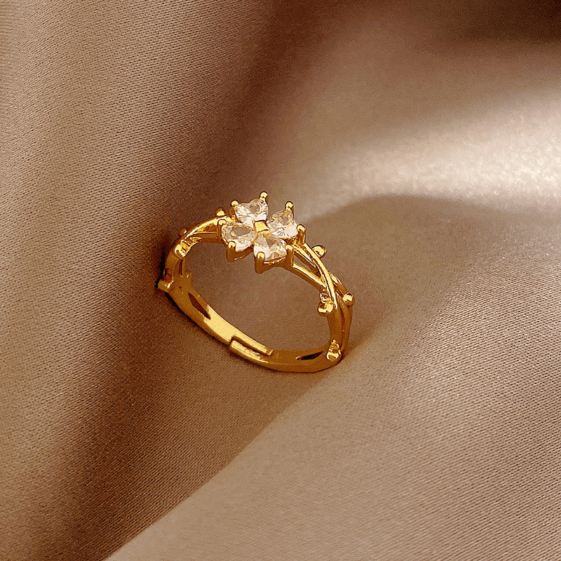 Vionel Gold Ring – Elegant Modern Intertwined Band Jewelry