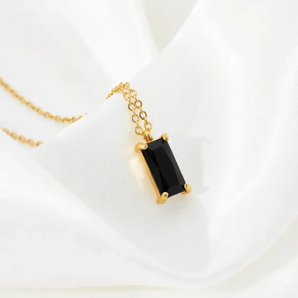 Alvora Vita – Umbra Necklace | 18K Gold Rectangle Minimal Pendant 