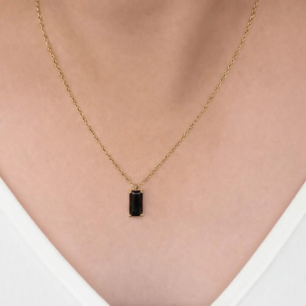 Alvora Vita – Umbra Necklace | 18K Gold Rectangle Minimal Pendant 